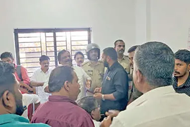 ബി.ജെ.പി. നിർമിച്ച ബസ് കാത്തിരിപ്പുകേന്ദ്രം പൊളിച്ചു; നഗരസഭാ ഓഫീസിൽ പ്രതിഷേധം