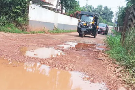 എളമ്പേരം-ആറാംവയൽ റോഡിൽ കുഴി, ചെളി, വെള്ളക്കെട്ട്