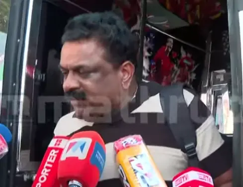 പ്രിൻസിപ്പൽ മാധ്യമങ്ങളോടു പ്രതികരിക്കുന്നു | Image courtesy: Mathrubhumi news screengrab