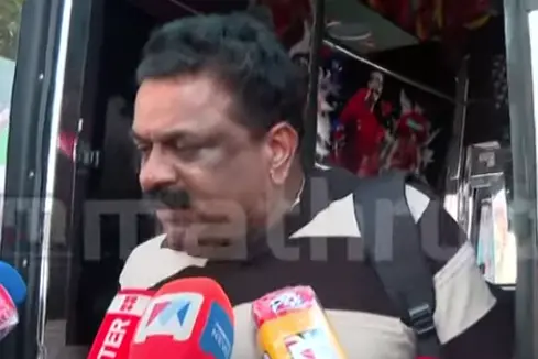 വിദ്യാർഥികൾക്കൊപ്പം വിനോദയാത്രയ്ക്ക് പോയ പ്രിൻസിപ്പലും പിടിഎ പ്രസിഡന്റും മദ്യപിച്ചെന്ന് ആരോപണം; തിരിച്ചെത്തിയപ്പോൾ നാട്ടുകാർ തടഞ്ഞു