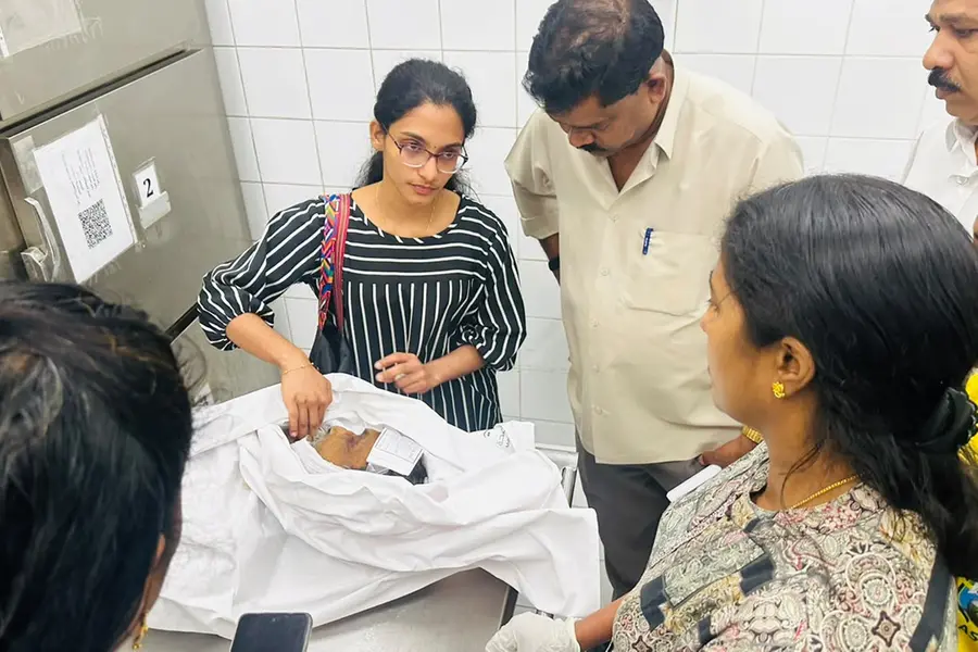 മടക്കയാത്രയ്ക്കായി മകൾ കരുതിയ വസ്ത്രങ്ങളിൽ ദേവസിയുടെ അന്ത്യയാത്ര