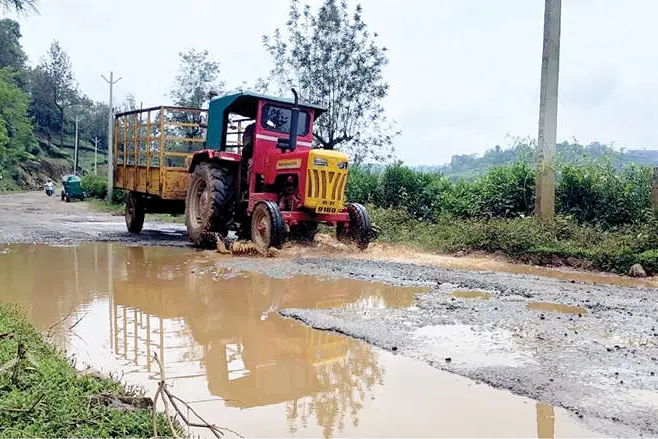 മണ്ഡലകാലം പടിവാതിൽക്കൽ; റോഡാണെങ്കിൽ കുളവും