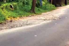തകർന്നുകിടക്കുന്ന റോഡ് നന്നാക്കണം