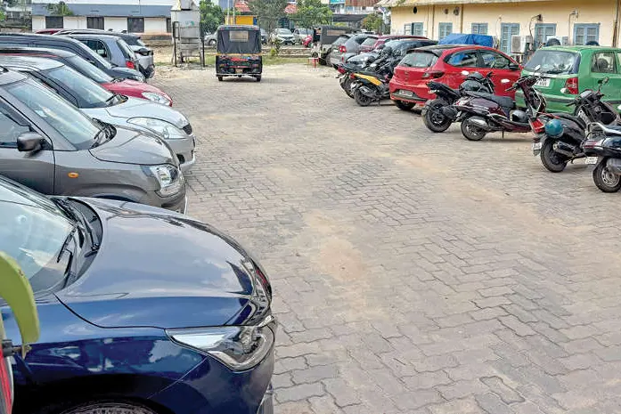 മാവേലിക്കര ജില്ല ആശുപത്രി: പാർക്കിങ് സൗകര്യം പരിമിതം; രോഗികളുൾപ്പെടെ വലയുന്നു