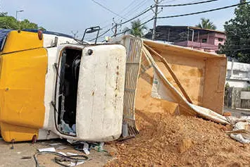 കാറിടിച്ച ടിപ്പർ ലോറി നിയന്ത്രണംതെറ്റി മറിഞ്ഞു