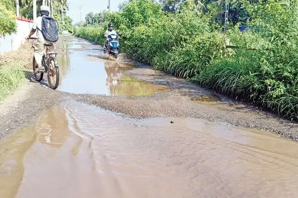 ആലുംചുവട് റെയിൽവേ ഗേറ്റ്-വെട്ടുവേലിൽ ക്ഷേത്രം റോഡ് തകർന്നു