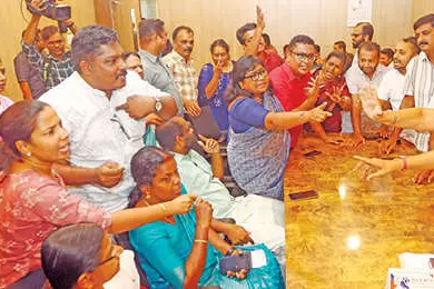 നഗരസഭയിൽ പ്രതിഷേധവുമായി പ്രതിപക്ഷം; ഭരണപക്ഷവുമായി വാക്തർക്കം