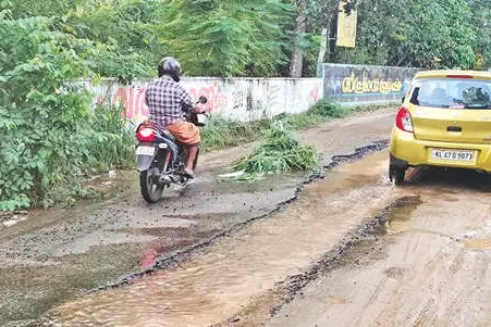 ചക്കരപ്പാടത്ത് പൈപ്പ് പൊട്ടി കുടിവെള്ളം പാഴാകുന്നു