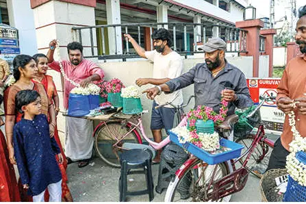 ഗുരുവായൂരിൽ യുവാക്കളുടെ ‘മുല്ലപ്പൂ വിപ്ലവം’