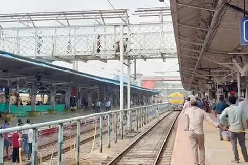 രണ്ടുവർഷം കഴിഞ്ഞു; എങ്ങുമെത്താതെറെയിൽവേ സ്റ്റേഷനിലെ മേൽപ്പാലം പണി