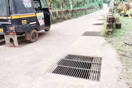 ഓവുചാലിന് മുകളിലെ ഗ്രില്ലിൽ കമ്പികളിട്ട് സുരക്ഷിതമാക്കി