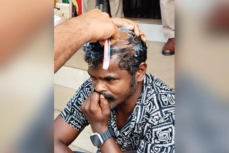 പഞ്ചായത്തംഗത്തിന്റെ ജാതീയ അധിക്ഷേപം: പരാതിക്കാരിയുടെ ഫോൺ വാങ്ങി; പ്രതിയുടേത് തൊട്ടില്ല! തല മുണ്ഡനം ചെയ്ത് മകൻ