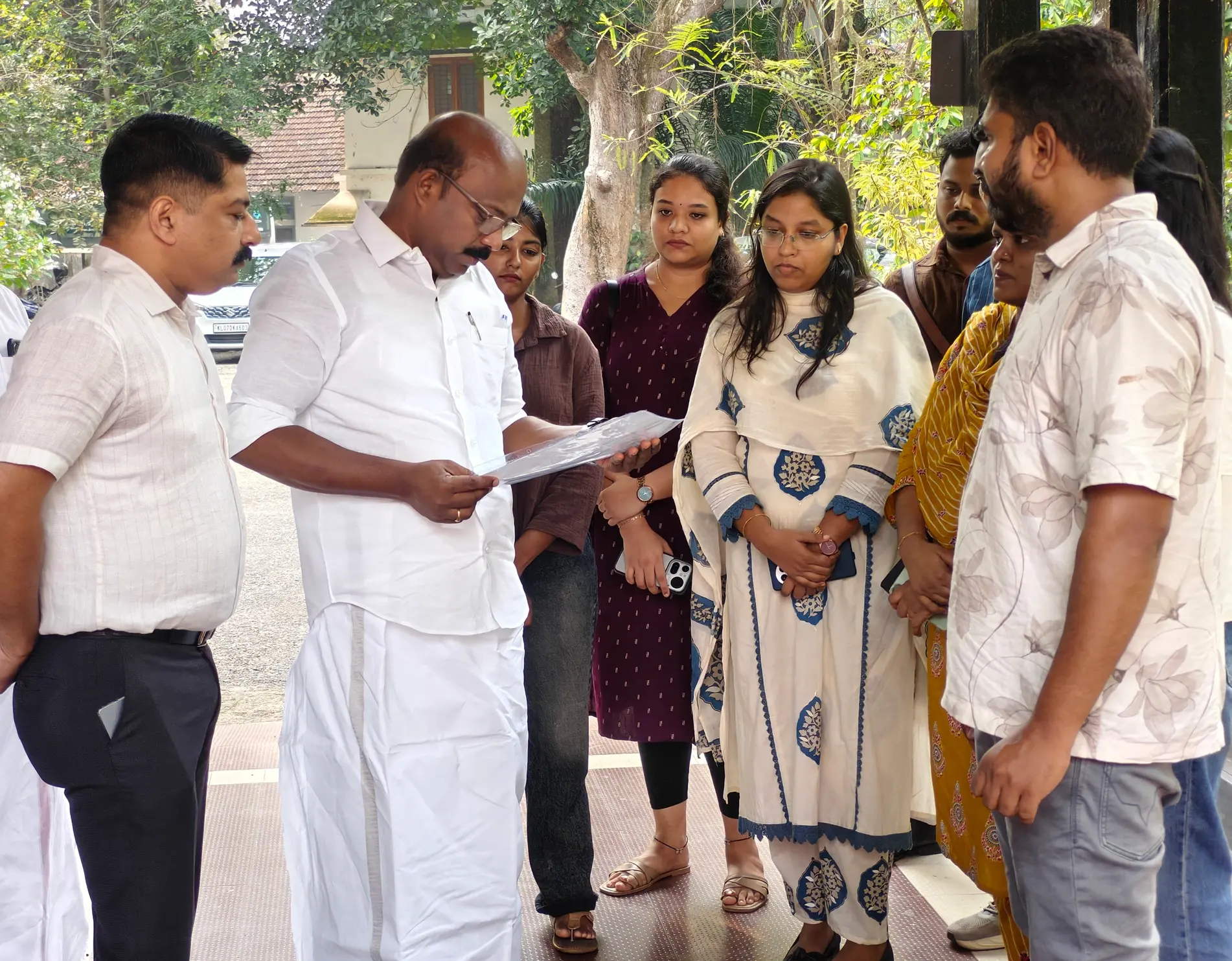 കോറോ ഹെല്‍ത്തിലെ മുന്‍ജീവനക്കാര്‍ ചേര്‍ന്ന് സഹകരണ മേഖലയില്‍ സ്ഥാപിക്കാനുദ്ദേശിക്കുന്ന ഐടി സംരംഭത്തിന്റെ പദ്ധതിരേഖ തിരുവനന്തപുരത്ത് മുഖ്യപ്രൊമോട്ടര്‍ വിഷ്ണു ടി പി, കണ്‍സള്‍ട്ടന്റ് യുഎസിസി സ്ഥാപകനും സിഇഒയുമായ ജിജി ഫിലിപ്പ് എന്നിവര്‍ ചേര്‍ന്ന് സഹകരണമന്ത്രി എം എം ലിജുവിന് സമര്‍പ്പിക്കുന്നു. മറ്റ് പ്രമോട്ടര്‍മാരായ ലുദിയ ഫെര്‍ണാണ്ടസ്, കൃഷ്ണ ആര്‍ എസ്, ഫൗസിയ ഷംസുദ്ദീന്‍, ജിഷ്ണ പി ആര്‍ ഹലീമ ഷാജഹാന്‍, അരവിന്ദ് എം എസ് എന്നിവര്‍ സമീപം.
