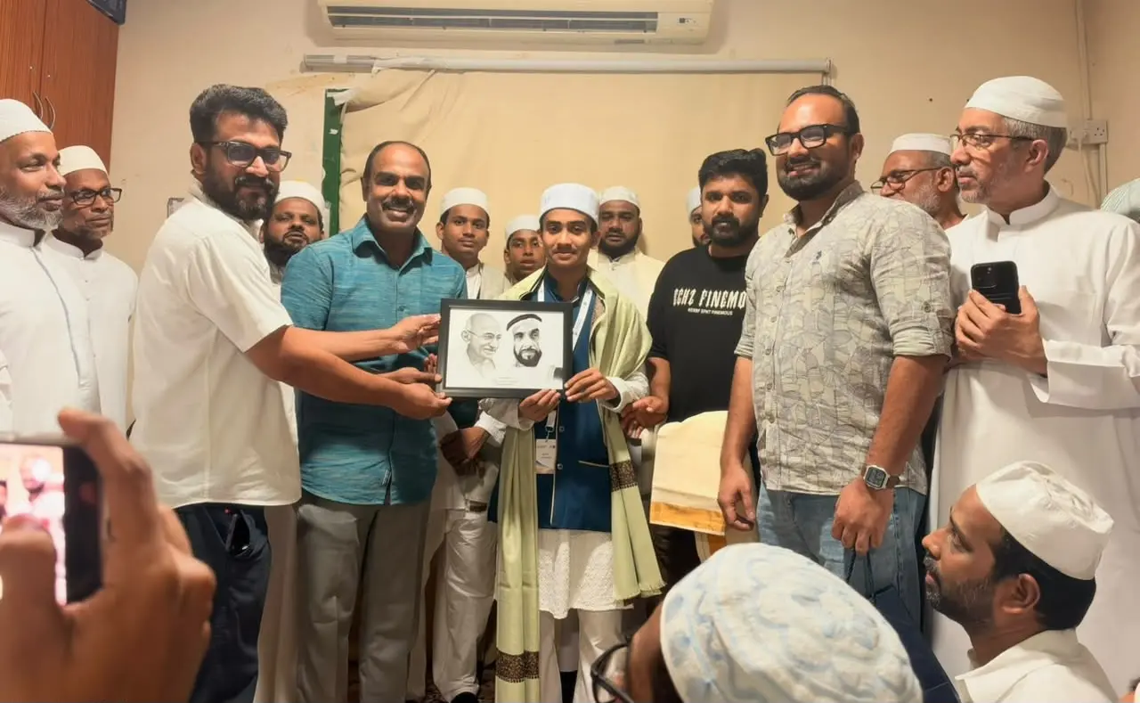 മുഹമ്മദ് ശഹൻഷാഹ് ആദരം ഏറ്റുവാങ്ങുന്നു
