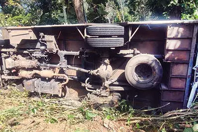മിനിബസ് കൃഷിയിടത്തിലേക്ക് മറിഞ്ഞ് നാലുപേർക്ക് പരിക്ക്