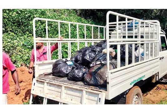 കുഴിച്ചിടാനെത്തിച്ച മാലിന്യം ഹരിതകർമസേനയെക്കൊണ്ട് തിരിച്ചെടുപ്പിച്ചു