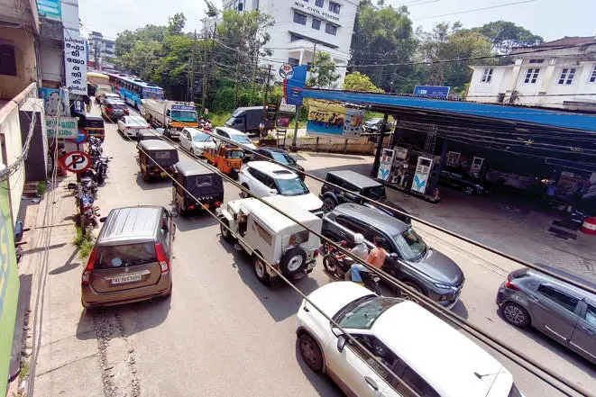 നോക്കാനാളില്ല, പാർക്കിങ് തോന്നിയപടി