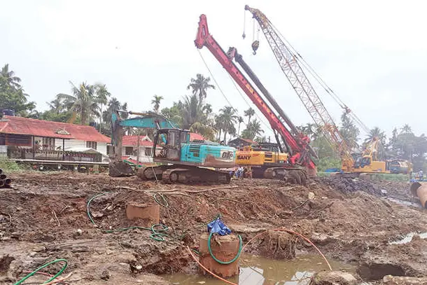 മൂത്തകുന്നത്ത് തൂണുകളുടെ പണി പുരോഗമിക്കുന്നു