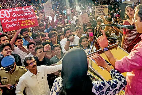 എസ്.എഫ്.ഐ. പ്രതിഷേധം; മഹാരാജാസ് കോളേജിൽ ബിരുദദാനച്ചടങ്ങ് അലങ്കോലപ്പെട്ടു