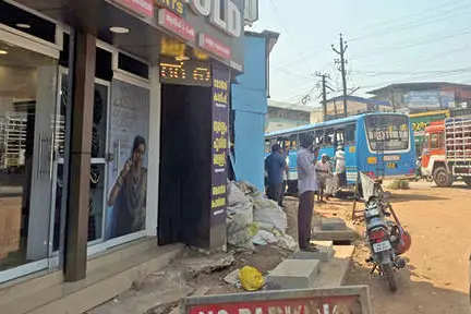 കണ്ണനല്ലൂരിൽ വളവുകളിലെ ബസ് സ്റ്റോപ്പുകൾ; അപകടക്കെണിയാകുന്നു