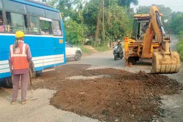 ഒറ്റപ്പാലം-ചെർപ്പുളശ്ശേരി റോഡ്: കുഴികൾ അടച്ചുതുടങ്ങി