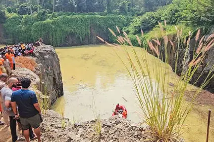 ക്വാറിയിൽ മറിഞ്ഞ ലോറിയിലെ ഡ്രൈവറുടെ മൃതദേഹം കണ്ടെത്തി