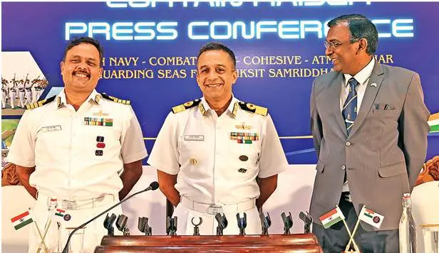 നാവിക വാരാഘോഷങ്ങളെക്കുറിച്ച്‌ വിവരിക്കാനായി കൊച്ചിയിലെ നാവിക ആസ്ഥാനത്തു നടത്തിയ വാർത്താസമ്മേളനത്തിൽ പങ്കെടുക്കുന്ന ഐ.എൻ.എസ്. വെണ്ടുരുത്തി കമാൻഡിങ് ഓഫീസർ കൊമഡോർ നാരായൺ ഹരിഹരൻ, ക്യാപ്റ്റൻ രവി ആർ. നായർ, ഡിഫൻസ് പി.ആർ.ഒ. കമാൻഡർ അതുൽ എസ്. പിള്ള എന്നിവർ