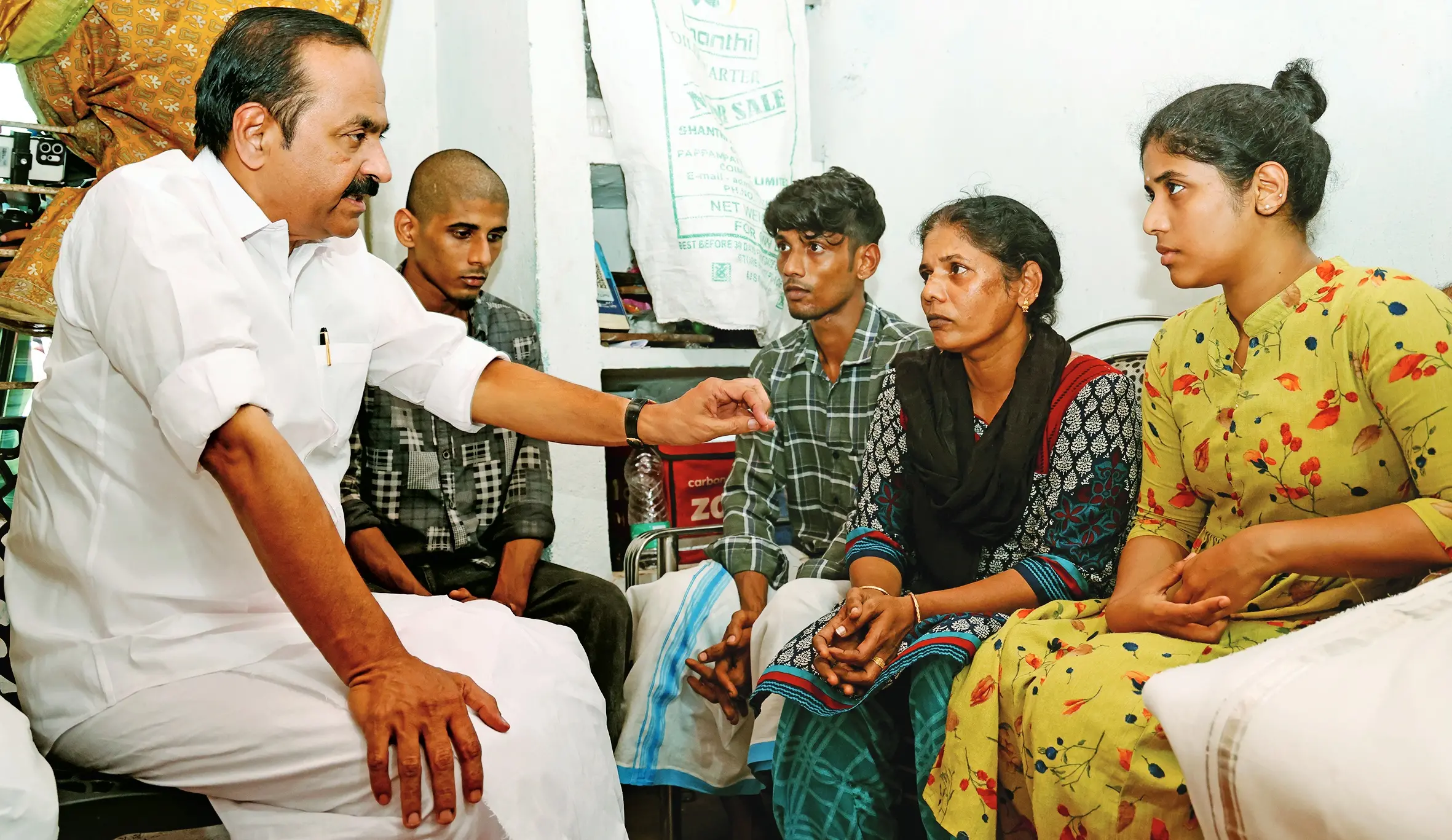 ജയബാലകൃഷ്ണന്റെ ഭാര്യ ബിന്ദു, മക്കളായ ഭദ്രകീർത്തി, ഭരത്ശങ്കർ, ഭാഗ്യദർശൻ എന്നിവരെ മുഖ്യമന്ത്രി വി.ഡി. സതീശൻ വീട്ടിലെത്തി ആശ്വസിപ്പിക്കുന്നു | ഫോട്ടോ: ടി.കെ. പ്രദീപ്‌കുമാർ