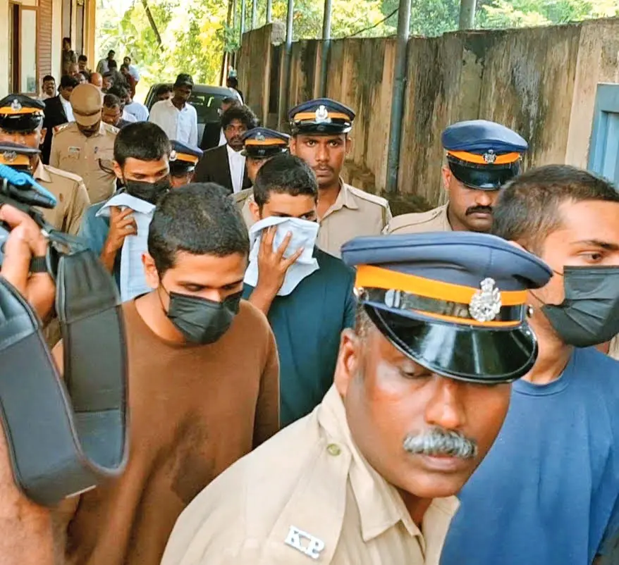 പ്രതികളായ സുഹൈൽ, നിനവ്, ജോയൽ, അമീൻ എന്നിവരെ അങ്കമാലി കോടതിയിൽ കൊണ്ടുവന്നപ്പോൾ