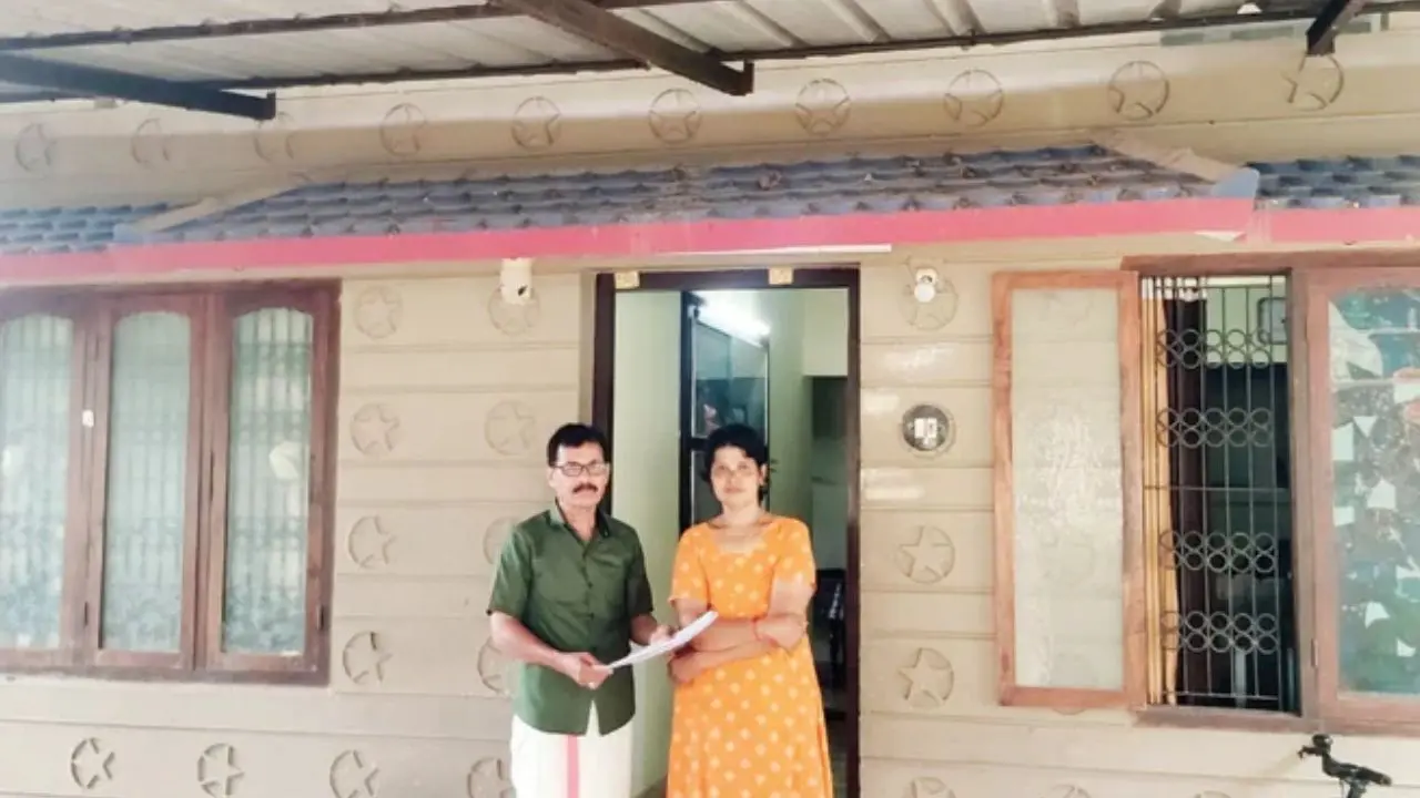 പ്രഭാകരനും ഭാര്യ പ്രമീളയും മലാംകുന്നിലെ വീടിനുമുന്നിൽ