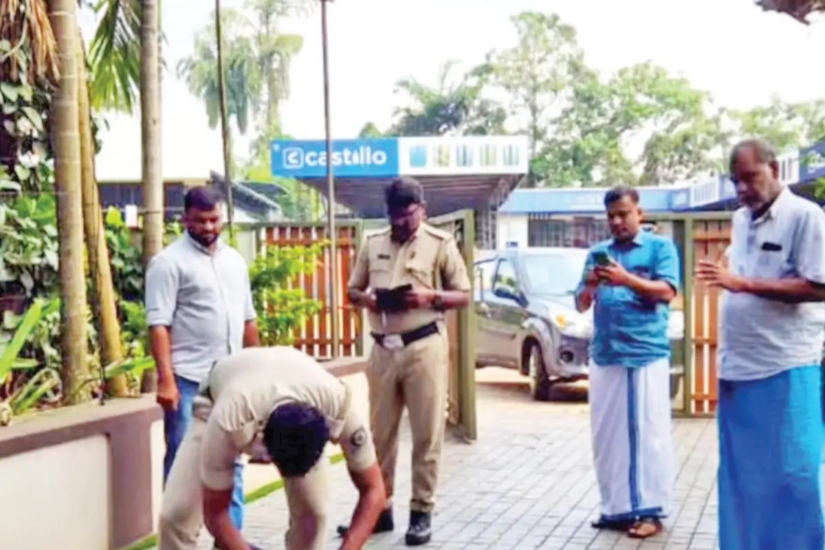 സൂഫിയാൻ വില്ലന്റെ വീട്ടുമുറ്റത്ത് പെട്രോൾബോംബ് വീണ് പൊട്ടിത്തെറിച്ച സ്ഥലം പോലീസ് ഉദ്യോഗസ്ഥർ പരിശോധിക്കുന്നു