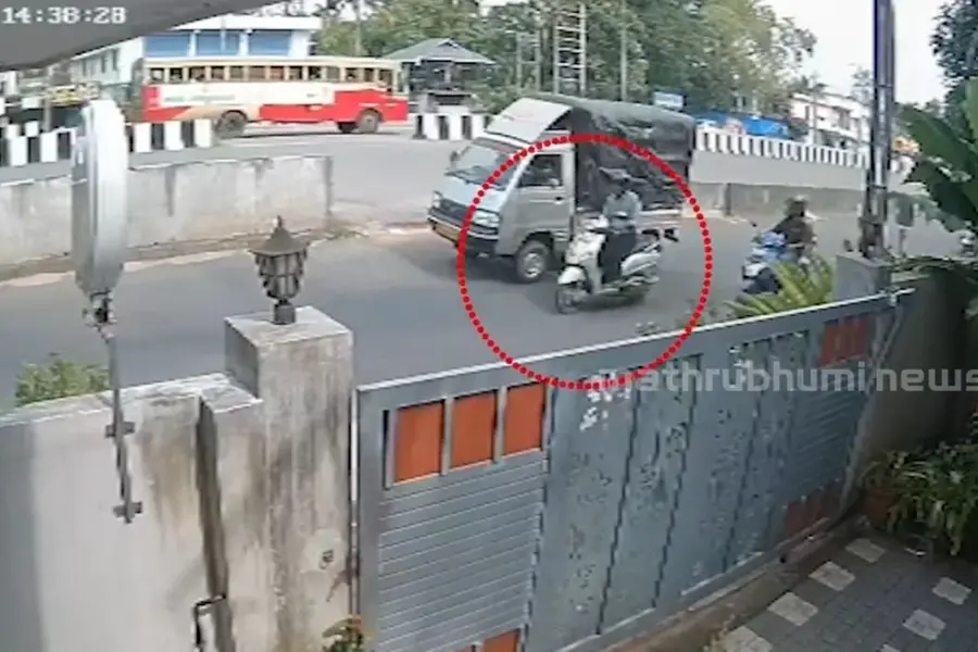 വീട്ടമ്മയെ ഇടിച്ചുതെറിപ്പിച്ച സ്കൂട്ടർ ഓടിച്ച പ്ലസ്ടുക്കാരൻ FIRൽ 30-കാരനായി; അമ്പലപ്പുഴ സ്കൂട്ടറപകടത്തിൽ ഒത്തുകളി ആരോപണം