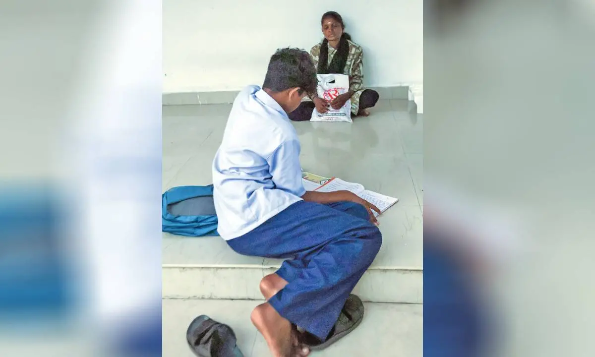 വിശാൽ പഠിക്കാൻ അമ്മ സരിത കൂട്ടിരിക്കുന്നു. തൃപ്രയാർ ശ്രീരാമസ്വാമി ക്ഷേത്രത്തിനു സമീപം കൊച്ചിൻ ദേവസ്വം ബോർഡ് നിർമിച്ച ശൗചാലയത്തിനുസമീപത്തെ കാഴ്ച | ഫോട്ടോ: ജെ. ഫിലിപ്പ്