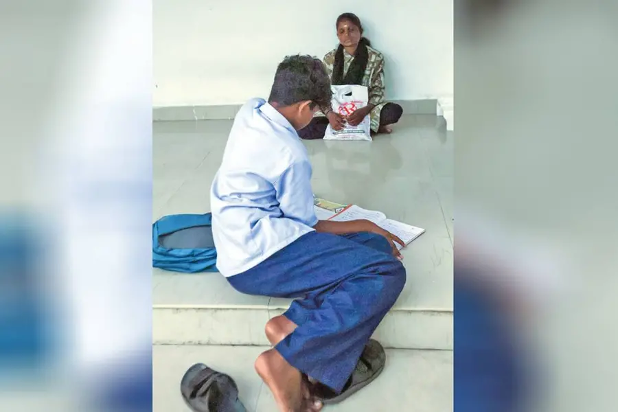 ക്ഷേത്രക്കുളത്തിൽ കുളി, തെരുവിൽ ഉറക്കം: സർക്കാരിന്റെ ഒരു പദ്ധതിയിലും പെടാതെ ഒരു കുടുംബം
