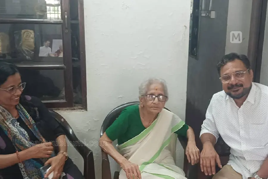 മരണമെത്തുന്ന നേരത്ത നീയെന്റെ അരികിൽ ഇത്തിരിനേരമിരിക്കണേ... കണ്ടയുടൻ റഫീക്ക് അഹമ്മദിനെ ചൊല്ലിക്കേൾപ്പിച്ച് ലീലാവതി ടീച്ചർ