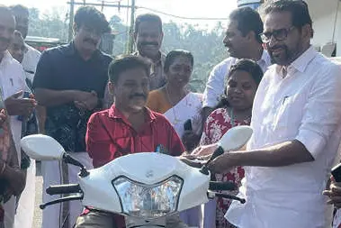 സൈഡ് വീൽ ഘടിപ്പിച്ച സ്കൂട്ടറുകൾ വിതരണംചെയ്തു