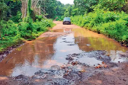 ഇനിയെത്ര പോകണം, ഈ തകർന്ന പാതയിലൂടെ...