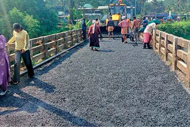 അമ്പലക്കടവ് പാലത്തിലെടാറിങ്‌ പൂർത്തിയായി