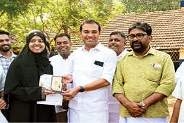 മന്ത്രിയെ തേടിയെത്തി സർട്ടിഫിക്കറ്റ് വാങ്ങി ഒന്നാം റാങ്കുകാരി